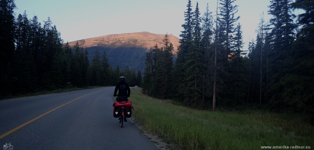 Mit dem Fahrrad von Jasper nach Columbia Icefield. Radtour über den Icefields Parkway.