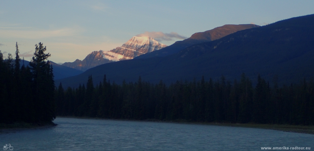 Mit dem Fahrrad von Jasper nach Columbia Icefield. Radtour über den Icefields Parkway.