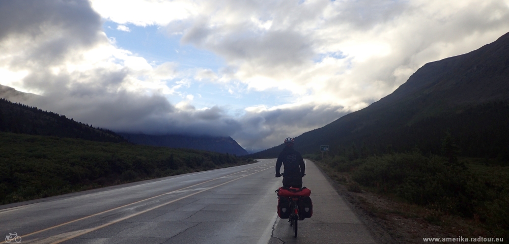 Con la bicicleta de Columbia Icefield a Lake Louise. Trayecto por el Icefields Parkway.