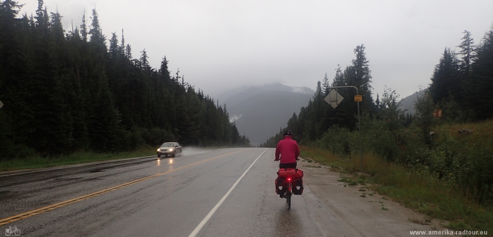 Mit dem Fahrrad von Rogers nach Revelstoke. Radtour über den Trans Canada Highway.