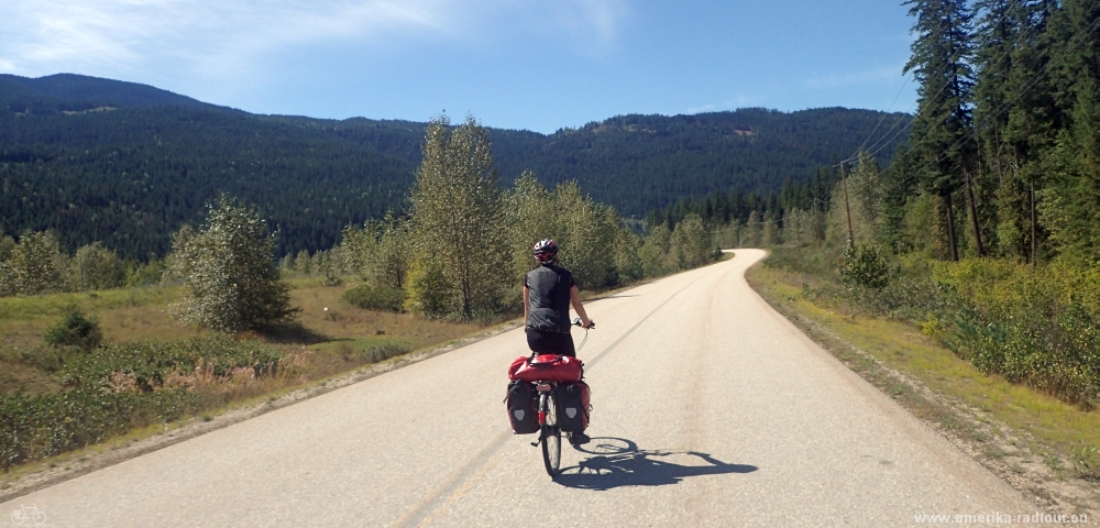 Con la bicicleta de Revelstoke a Salmon Arm. Trayecto sobre la autopista Trans Canada. 