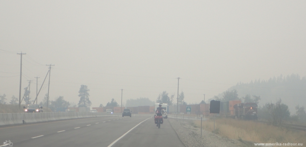 Con la bicicleta de Salmon Arm a Kamloops. Trayecto sobre la autopista Trans Canada. 