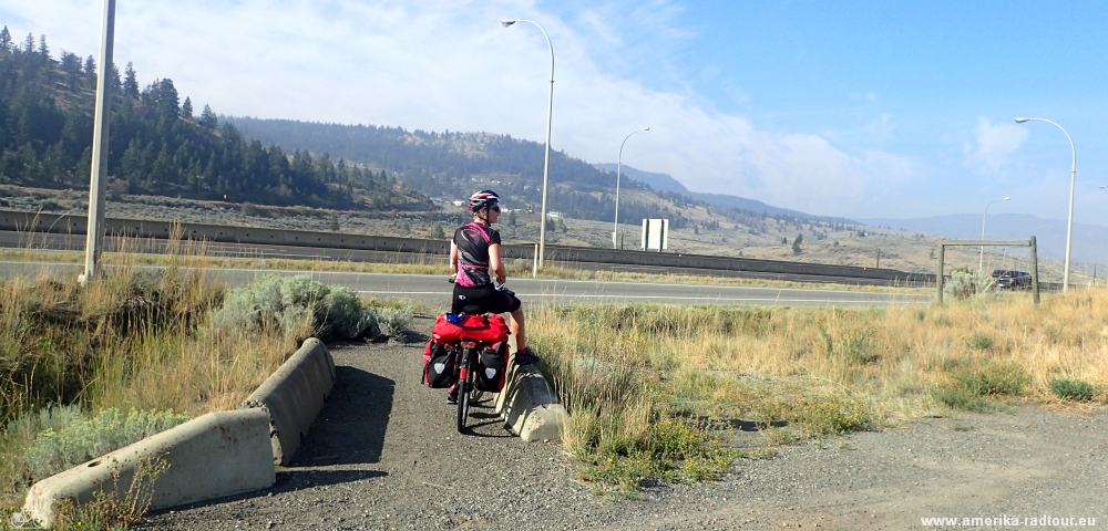 Con la bicicleta desde Kamloops a Cache Creek. Trayecto sobre la autopista Trans Canada. 