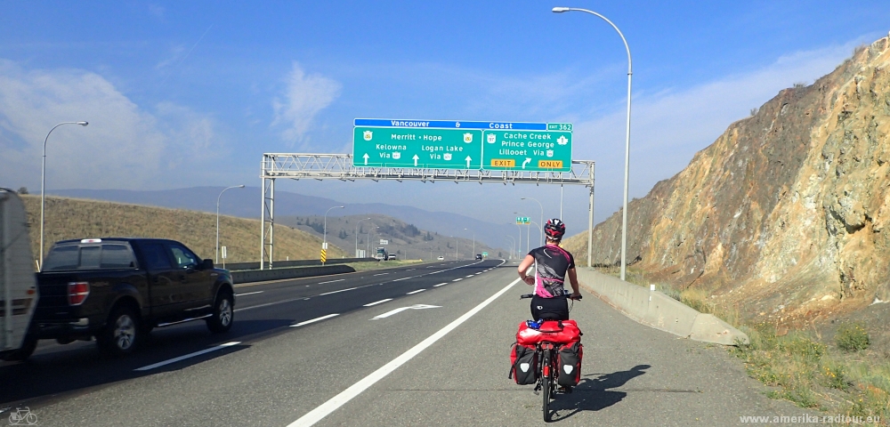 Con la bicicleta desde Kamloops a Cache Creek. Trayecto sobre la autopista Trans Canada. 