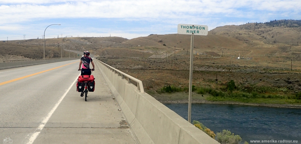 Con la bicicleta desde Kamloops a Cache Creek. Trayecto sobre la autopista Trans Canada. 
