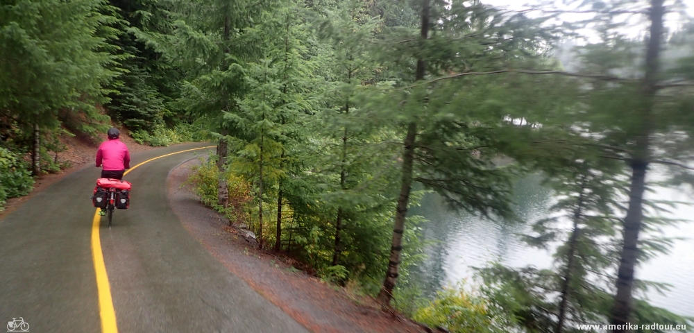 Con la bicicleta desde Whistler a Squamish. Trayecto sobre autopista del mar al cielo / autopista99. 