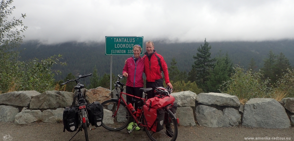 Con la bicicleta desde Whistler a Squamish. Trayecto sobre autopista del mar al cielo / autopista99. 