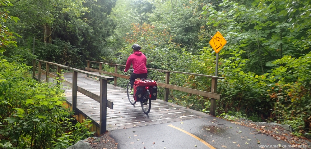 Con la bicicleta desde Whistler a Squamish. Trayecto sobre autopista del mar al cielo / autopista99. 