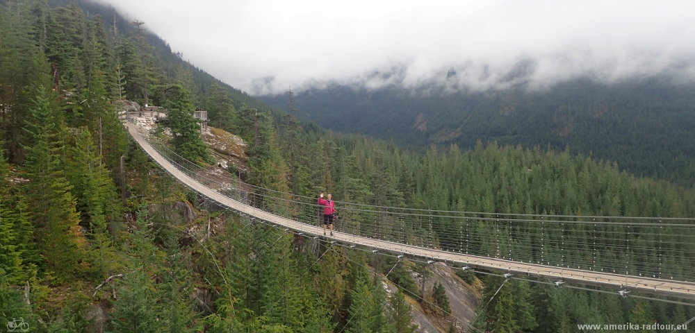 Con la bicicleta desde Whistler a Squamish. Trayecto sobre autopista del mar al cielo / autopista99. 