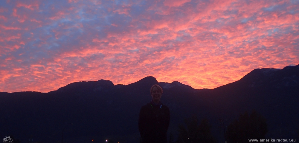 Con la bicicleta desde Whistler a Squamish. Trayecto sobre autopista del mar al cielo / autopista99. 