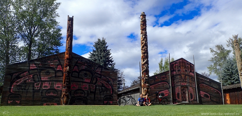 Mit dem Fahrrad von Smithers nach Whitehorse. Radtour über den Yellowhead Highway und Cassiar Highway.  'Ksan Historical Village