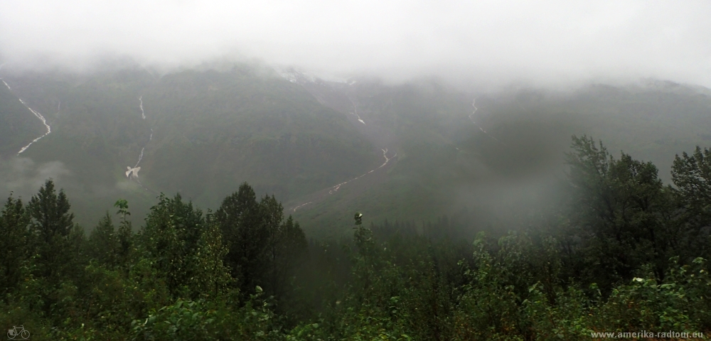 British Columbia and Yukon by bicycle: Cycling the Cassiar Highway from Jigsaw Lake to Meziadin Junction an Stewart.  