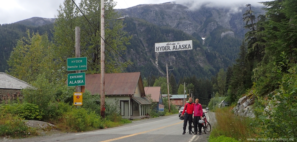 Mit dem Fahrrad von Smithers nach Whitehorse. Radtour über den Yellowhead Highway und Cassiar Highway. Etappe Jigsaw Lake - Stewart.  