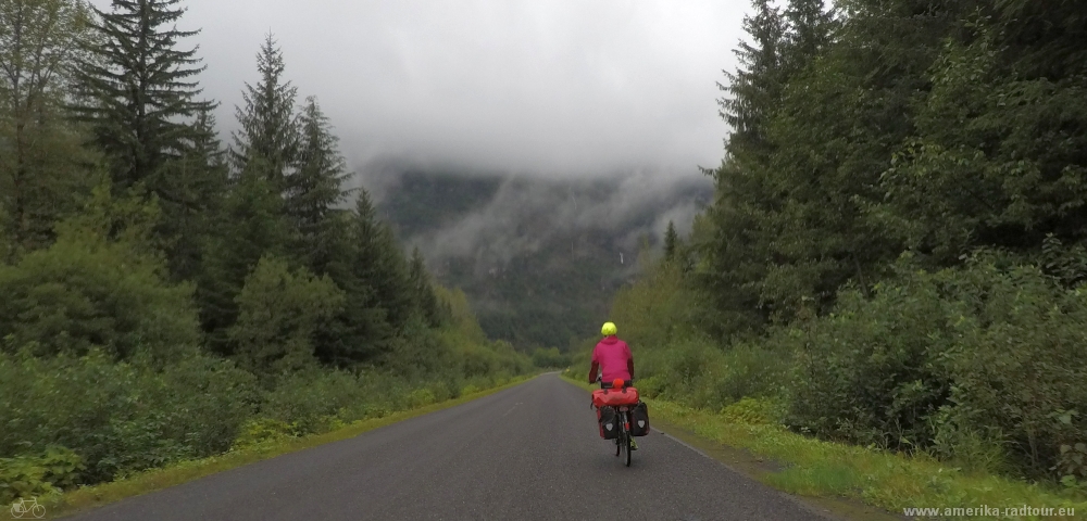 Mit dem Fahrrad von Smithers nach Whitehorse. Radtour über den Yellowhead Highway und Cassiar Highway. Etappe Jigsaw Lake - Stewart.  