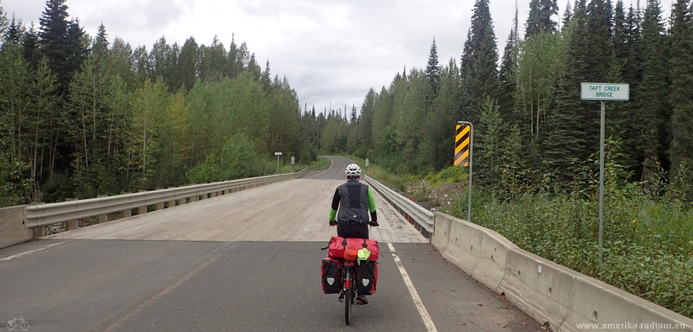 British Columbia and Yukon by bicycle: Cycling the Cassiar Highway northbound. Stage Meziadin Junction - Bell2 Lodge. 