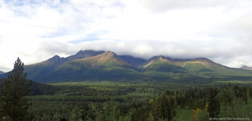 British Columbia and Yukon by bicycle: Cycling the Cassiar Highway northbound. Stage from Jade City to Nugget City on the Alaska Highway.  