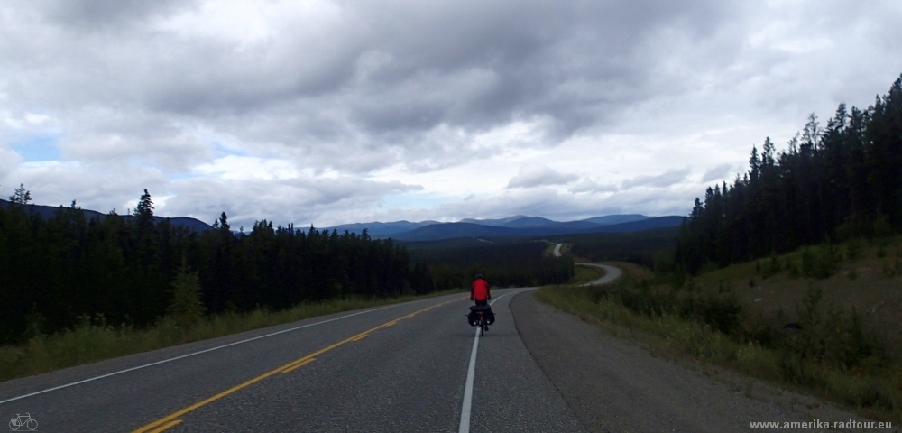 British Columbia and Yukon by bicycle: Cycling the Cassiar Highway and Alaska Highway northbound. Stage from Nugget City to Rancheria. 