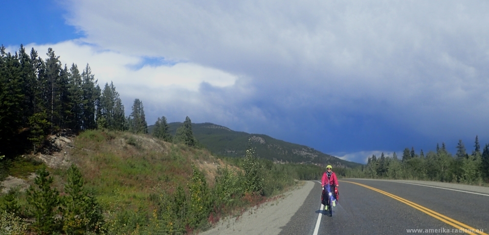 British Columbia and Yukon by bicycle: Cycling the Cassiar Highway and Alaska Highway northbound. Stage from Nugget City to Rancheria. 