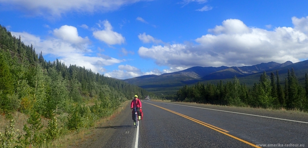 British Columbia and Yukon by bicycle: Cycling the Cassiar Highway and Alaska Highway northbound. Stage from Nugget City to Rancheria. 