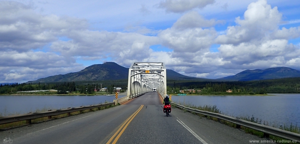 British Columbia and Yukon by bicycle: Cycling the Cassiar Highway and Alaska Highway northbound. Stage from Morley Lake up to Johnsons Crossing.   