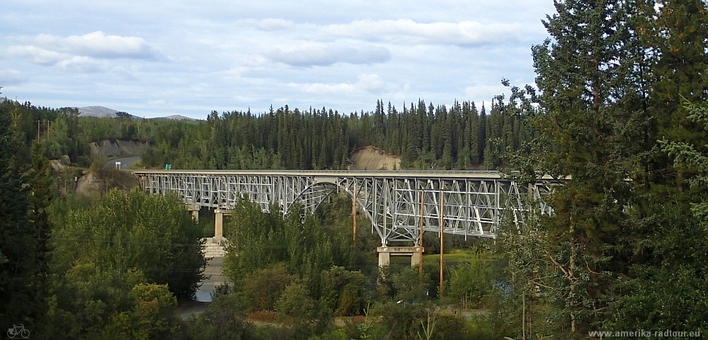 Teslin River Bridge: Mit dem Fahrrad über den Alaska Highway. Etappe Morley Lake - Johnsons Crossing.  