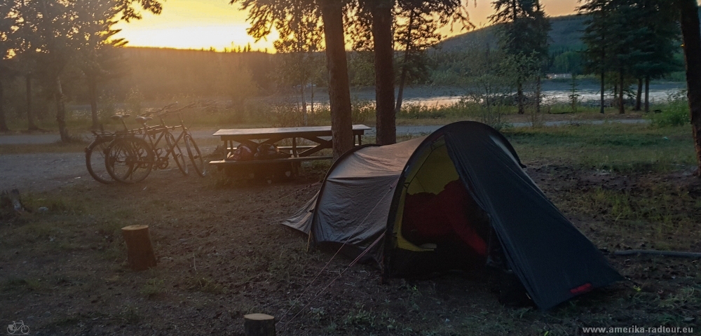 Cycling from Whitehorse to Anchorage. Camping Pelly Crossing