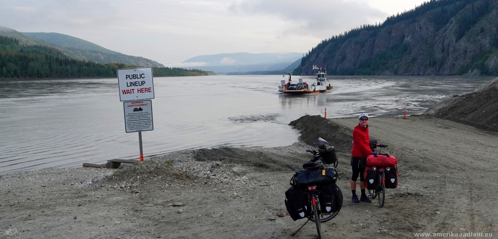 Mit dem Fahrad von Whitehorse nach Anchorage. Fähre über den Yukon River bei Dawson City