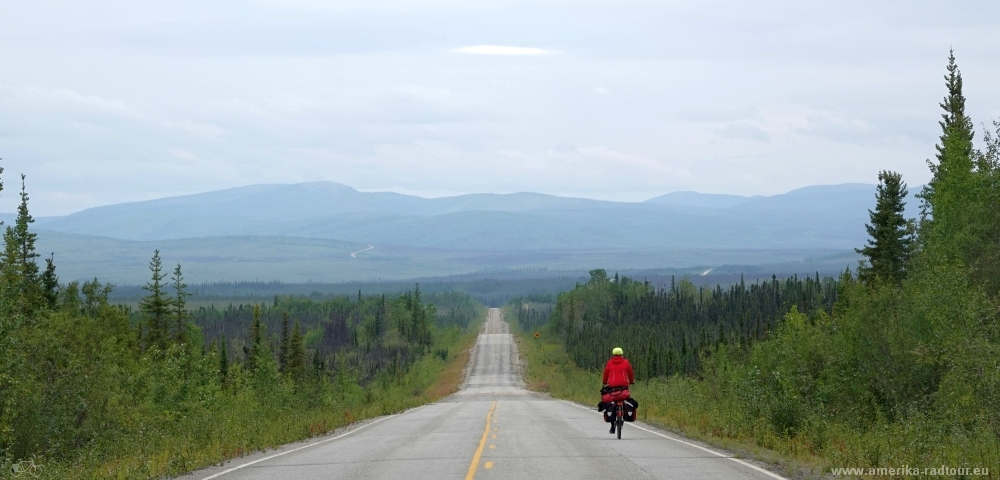 Mit dem Fahrrad von Chicken zum West Fork Campground über den Taylor Highway.  