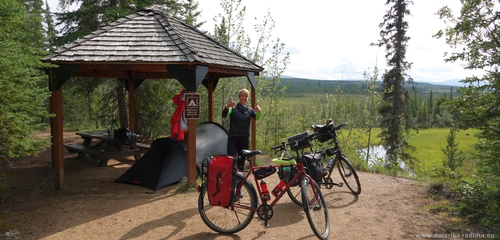 Mit dem Fahrrad von Chicken zum West Fork Campground über den Taylor Highway.   