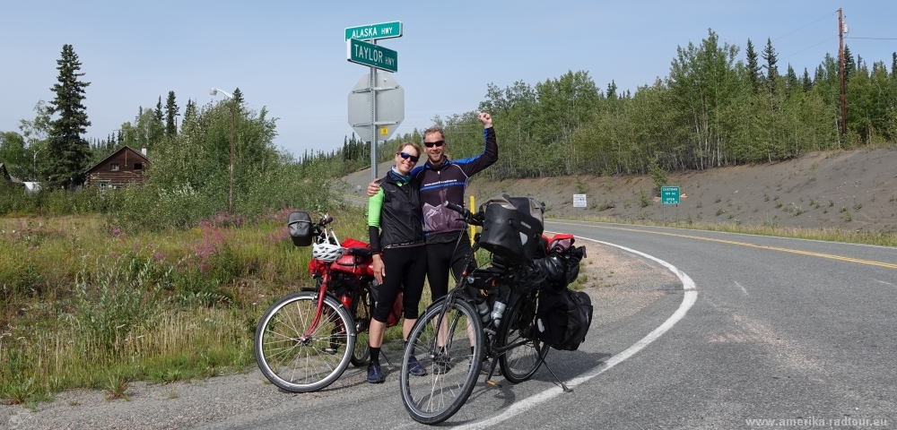 Mit dem Fahrrad über den Taylor Highway. Tetlin Junction.   