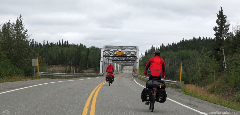 Mit dem Fahrrad über den Alaska Highway Richtung Norden.   