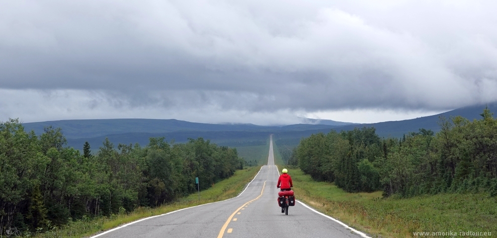 Mit dem Fahrrad über den Richardson Highway nach Süden.        