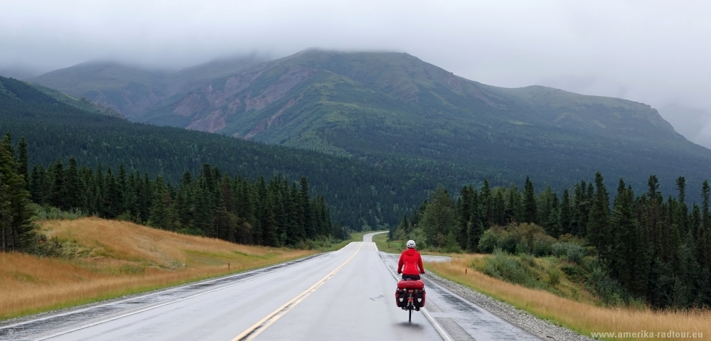 Mit dem Fahrrad über den Richardson Highway nach Süden.  