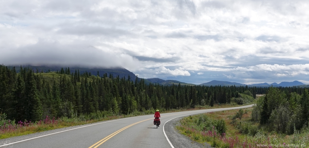 Mit dem Fahrrad über den Richardson Highway nach Süden.  