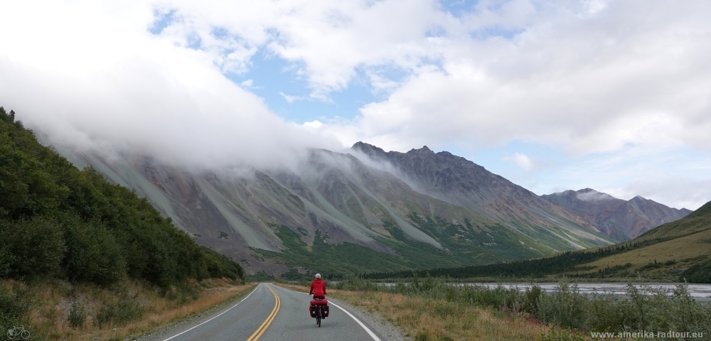 Mit dem Fahrrad über den Richardson Highway nach Süden.  