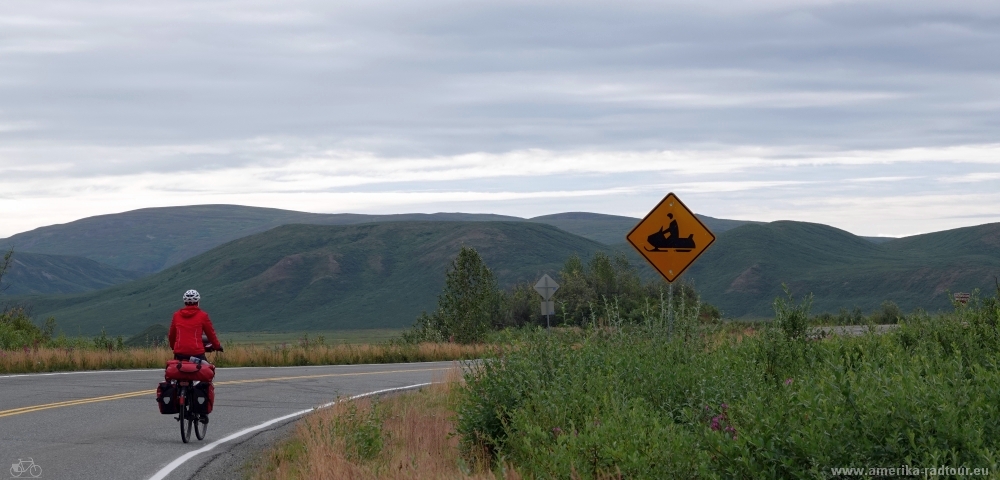 Mit dem Fahrrad über den Richardson Highway nach Süden.        