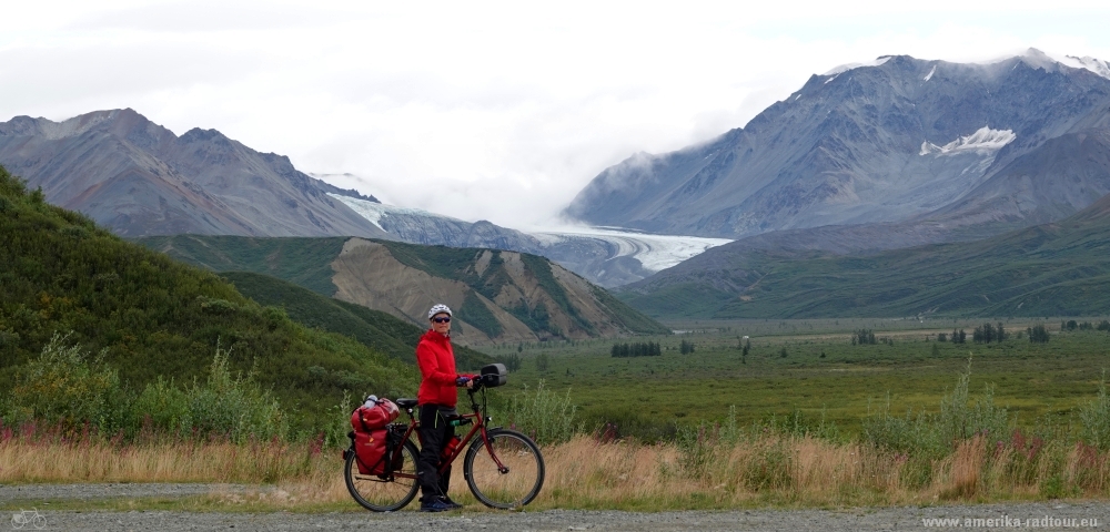 Mit dem Fahrrad über den Richardson Highway nach Süden.   