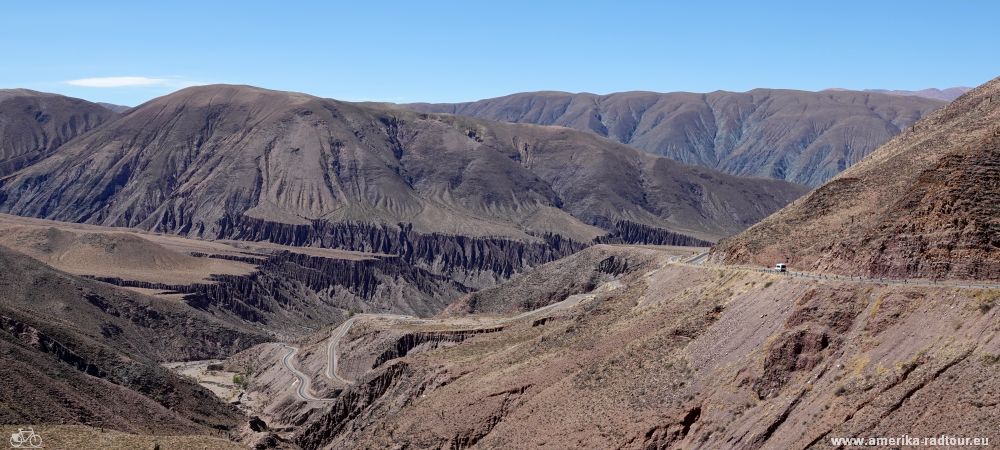 Mit dem Fahrrad von Purmamarca über den Cuesta de Lipan nach Westen.   