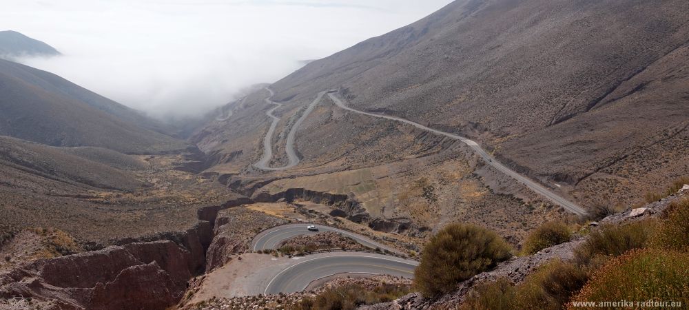 En bicicleta desde Purmamarca hasta los Andes argentinos pasando por Cueasta de Lipán y Salinas Grandes.
   