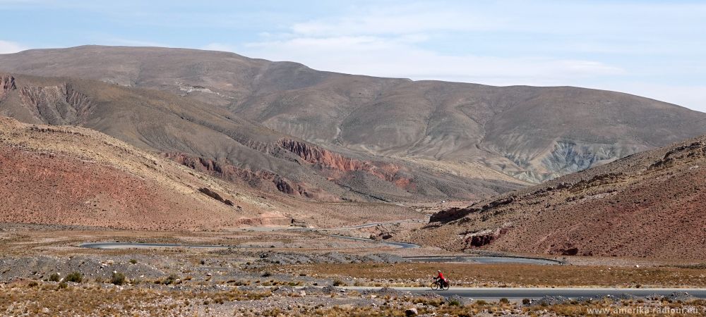 En bicicleta desde Purmamarca hasta los Andes argentinos pasando por Cueasta de Lipán y Salinas Grandes.
  