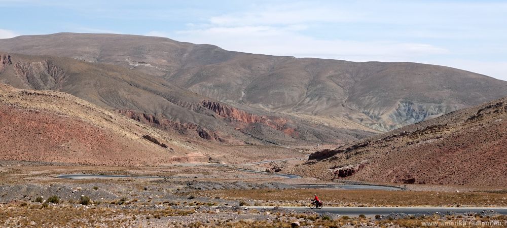 Mit dem Fahrrad von über den Cuesta de Lipan zu de Salinas Grandes und weiter zur Ruta 40 nach Susques.   