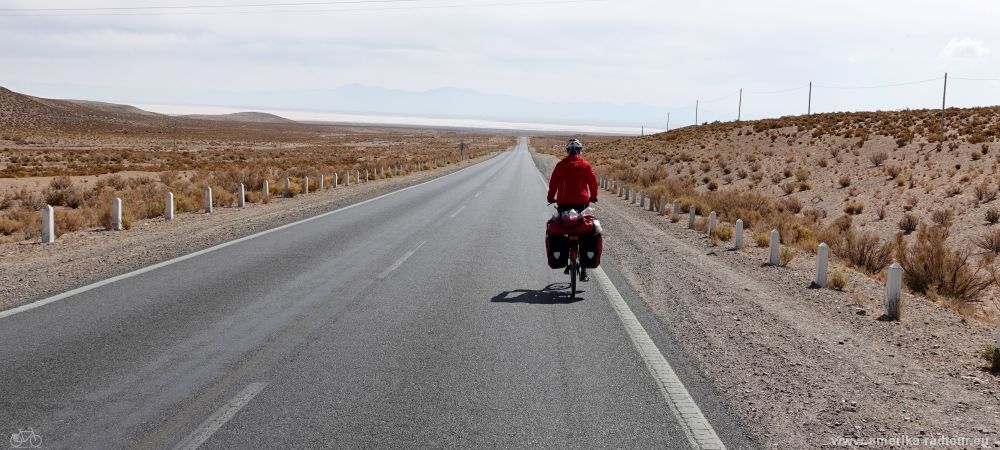 Mit dem Fahrrad von Purmamarca über den Cuesta de Lipan zu den Salinas Grandes in den argentinischen Anden.   
