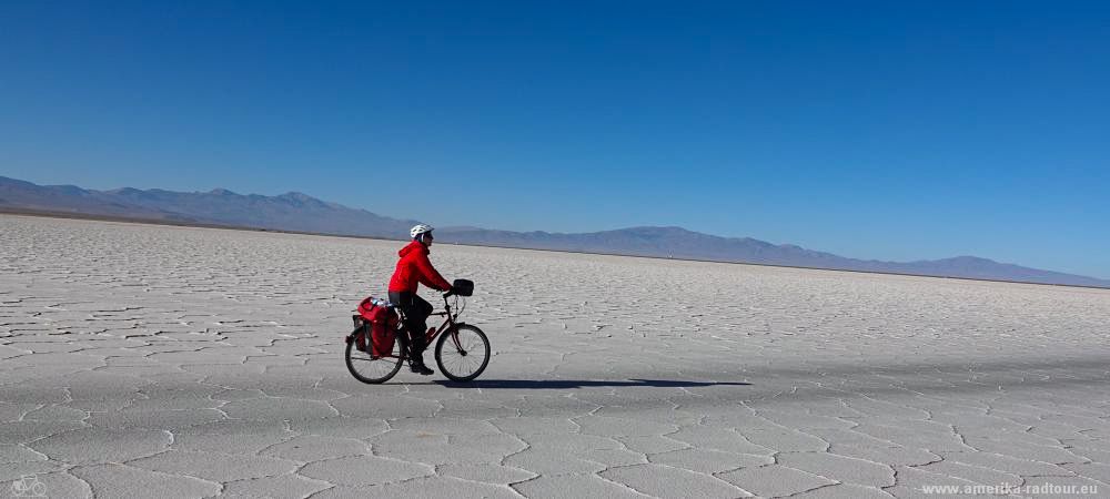 Mit dem Fahrrad von Purmamarca über Cuesta de Lipan und Salina Grande nach Susques.    