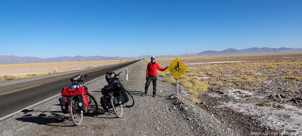 Mit dem Fahrrad von Purmamarca über Cuesta de Lipan und Salina Grande nach Susques.    