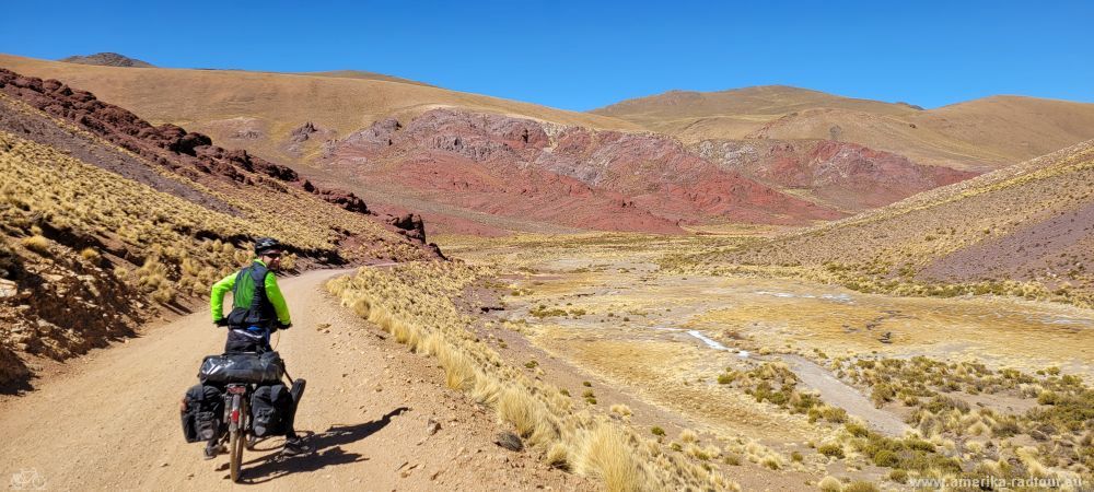 Mit dem Fahrrad über die Ruta 40 von Susques nach San Antonio de los Cobres.   