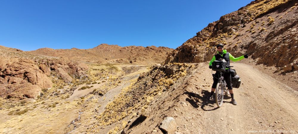 Mit dem Fahrrad über die Ruta 40 von Susques nach San Antonio de los Cobres.   