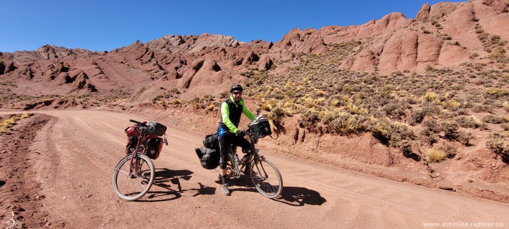 Mit dem Fahrrad über die Ruta 40 von Susques nach San Antonio de los Cobres.   