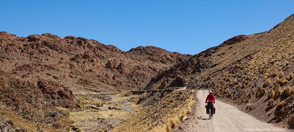 Mit dem Fahrrad über die Ruta 40 von Susques nach San Antonio de los Cobres.  