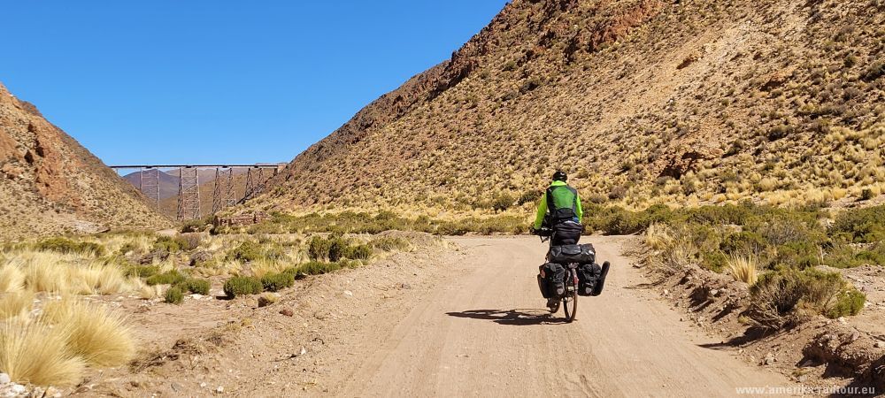 Mit dem Fahrrad über die Ruta 40 zum Viaducto la Polvorilla  in San Antonio de los Cobres.   