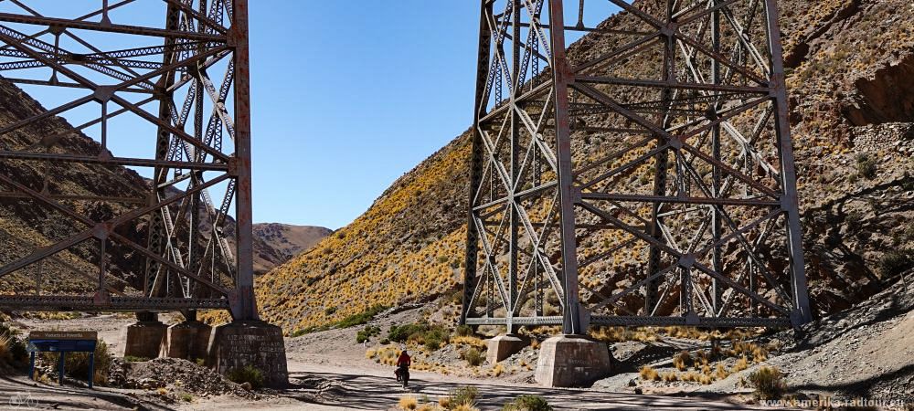 Mit dem Fahrrad über die Ruta 40 zum Viaducto la Polvorilla  in San Antonio de los Cobres.    